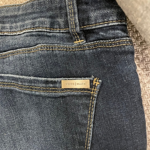 (Item no. 1) Jeans with distressed Sequins detail - Picture 3 of 4